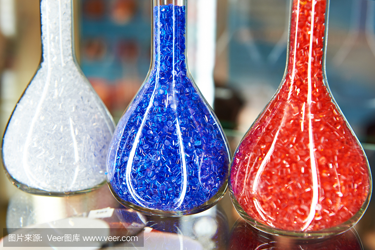 彩色塑料颗粒聚合物在玻璃